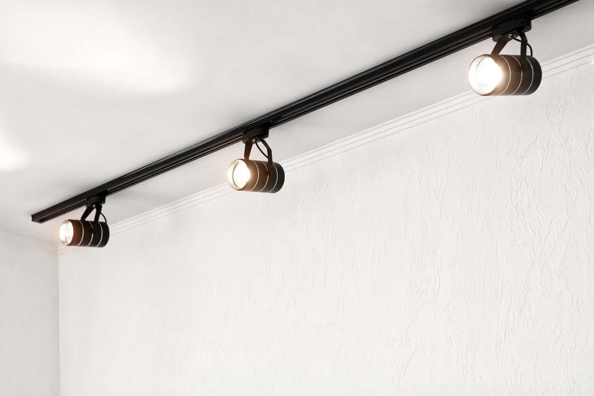 Schienensysteme mit Spotlights in Wohnraum, moderne Beleuchtungslösung für stilvolle Innenräume.
