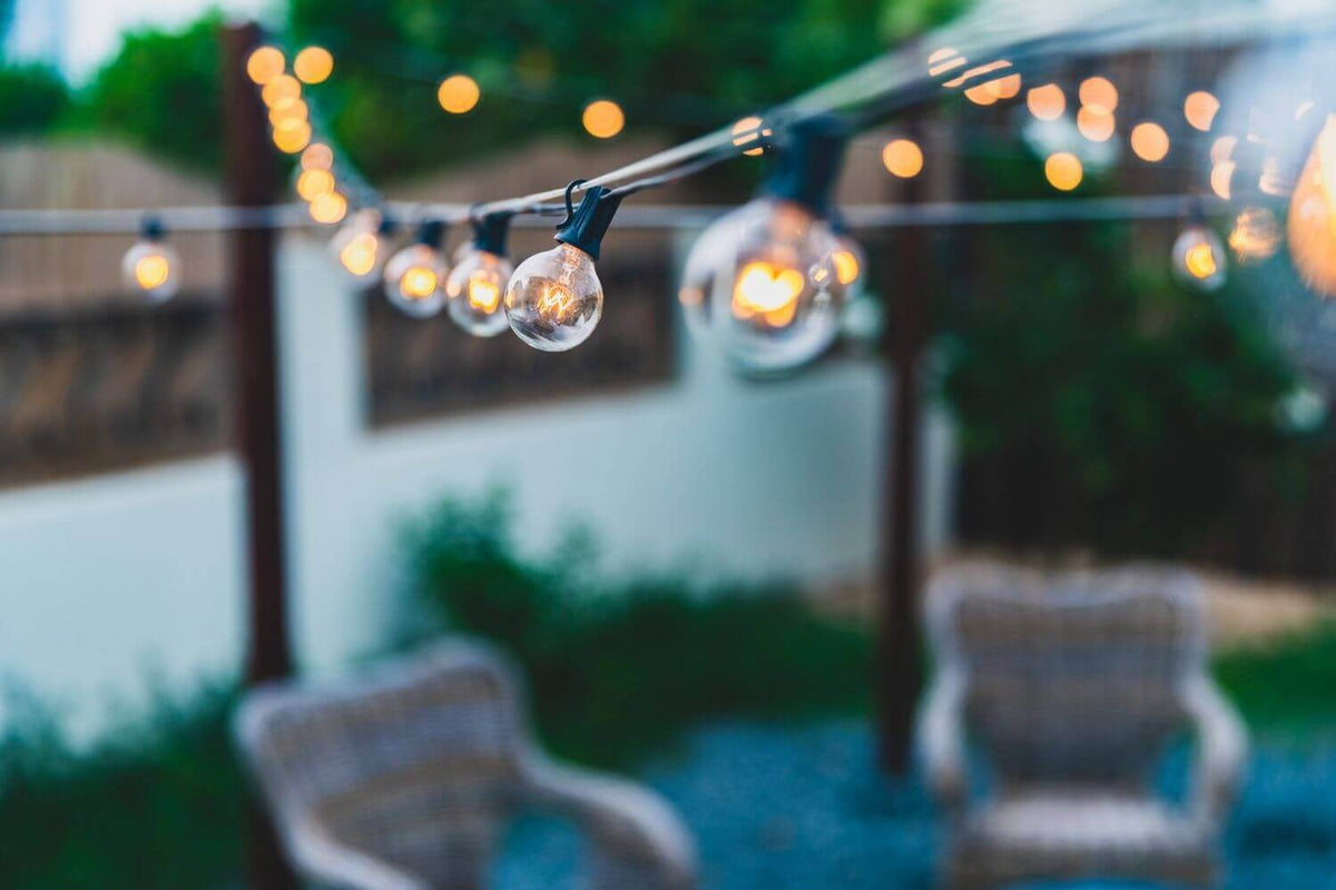 Stimmungsvolle Terrassenbeleuchtung mit Lichterketten in gemütlicher Atmosphäre.