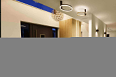 Hauseingang mit moderner Lampe, Holz und stilvollem Design, das einladendes Ambiente schafft.