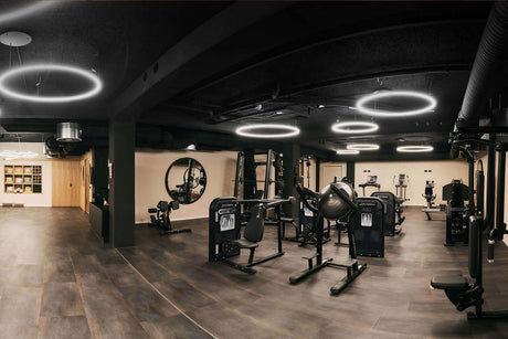 Moderne Fitnessraum mit effektiver Beleuchtung für optimale Sehbedingungen beim Training.