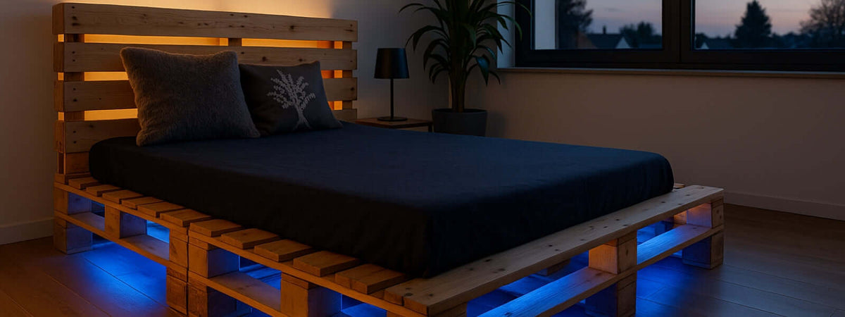 Ein schwebendes Palettenbett mit LED-Beleuchtung, gemütlich und modern eingerichtet, ideal für Schlafzimmer.