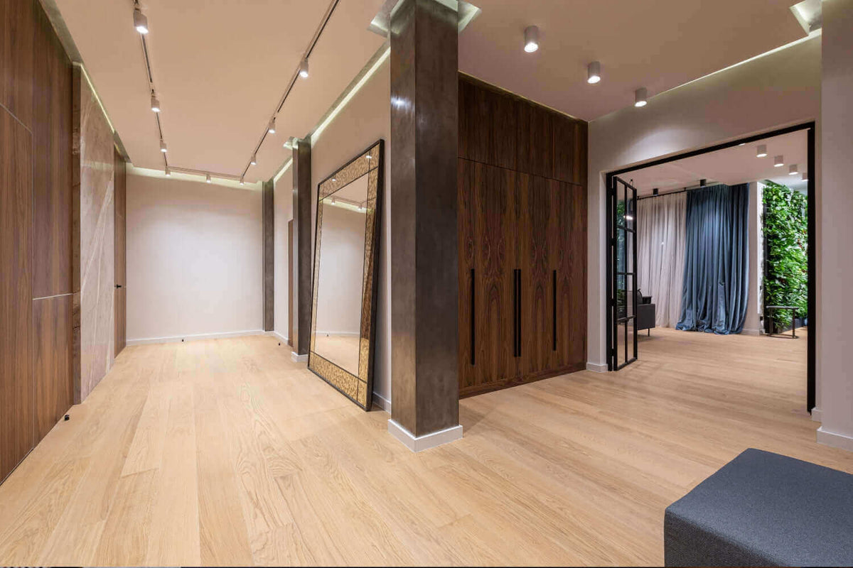 Modern ausgeleuchteter Flur mit Holzverkleidung und großem Spiegel, ideal für Beleuchtungstipps.