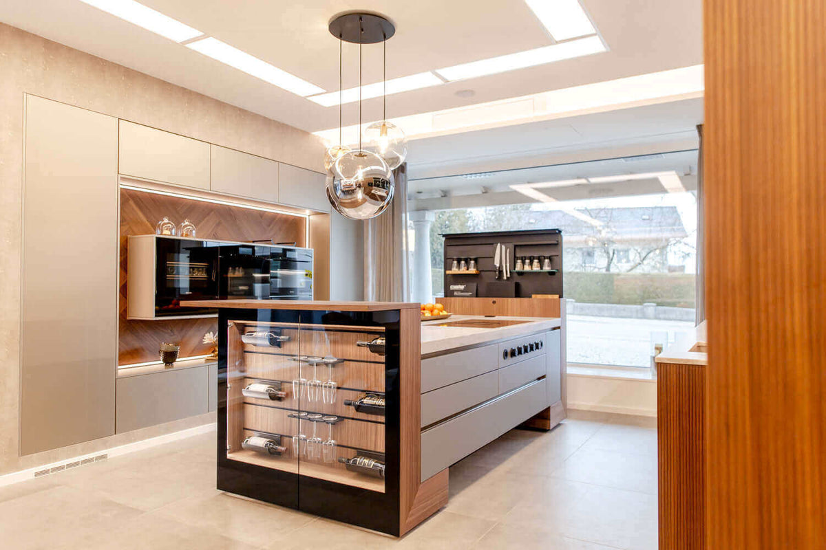 Moderne Kücheninsel mit eleganter Beleuchtung und innovativem Design, ideal für funktionale Raumgestaltung.