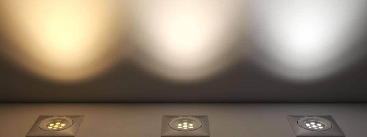Drei Lichtquellen in verschiedenen Farbtemperaturen an der Decke, von warm bis kalt.