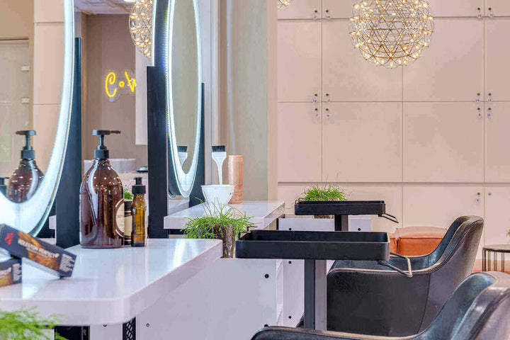 Moderne Friseursalonbeleuchtung mit großen Spiegeln und stylischen Stühlen zur Auswahl. Wie wähle ich die richtige Friseursalonbeleuchtung?