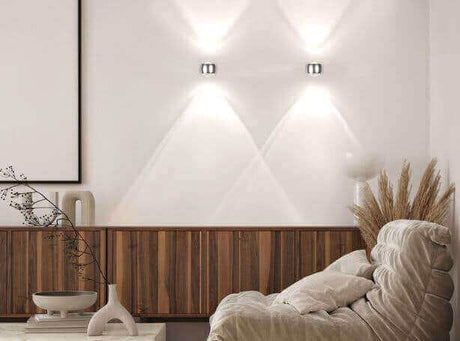 Indirekte Wandbeleuchtung in einem modernen Wohnzimmer, die elegante Lichtakzente setzt.
