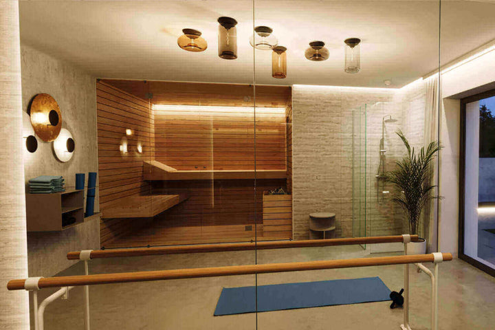 Lampen & Leuchten für Wellness-Bereiche in einem modernen Spa-Umfeld mit Holz und Glas.
