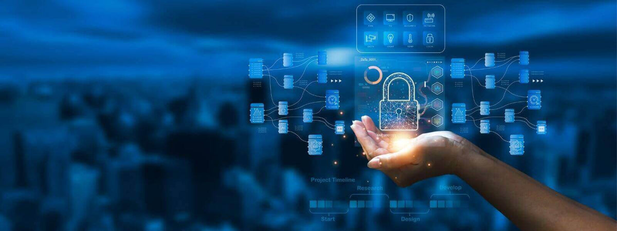 Visualisierung von Datensicherheit mit einem digitalen Schloss über einer Hand, vor einer urbanen Landschaft.
