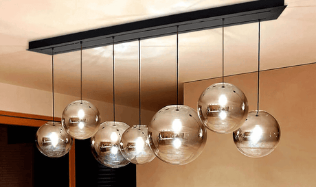 Moderne Pendelleuchte mit sechs glänzenden Glaskugeln, ideal für stilvolle Innenräume.