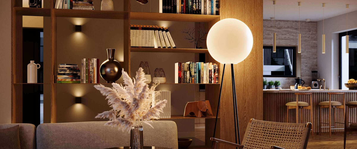 Moderne Wohnzimmerbeleuchtung mit blendfreier Stehlampe und Bücherregal für gemütliche Atmosphäre.