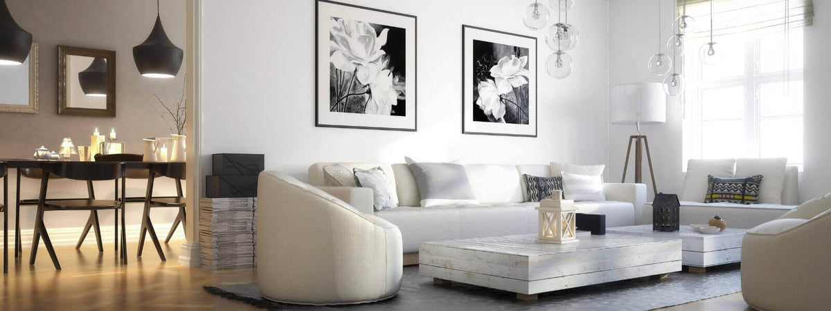 Heller Wohnraum mit eleganter Beleuchtung, modernen Möbeln und schönen Kunstwerken an der Wand.