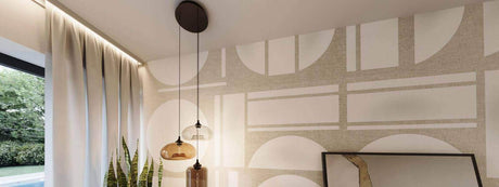 Moderne Baldachin-Leuchte an einem stilvollen Wanddesign mit geometrischen Mustern im Hintergrund.