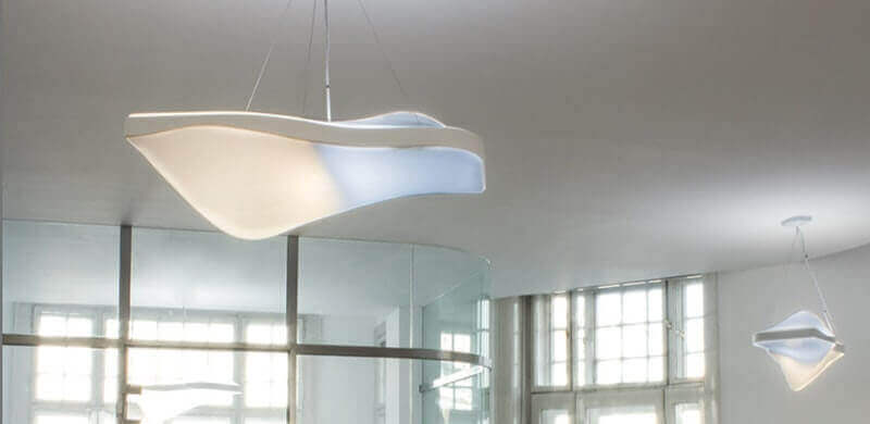 Moderne Tageslichtleuchte im minimalistischen Design, die für eine helle und einladende Atmosphäre sorgt.