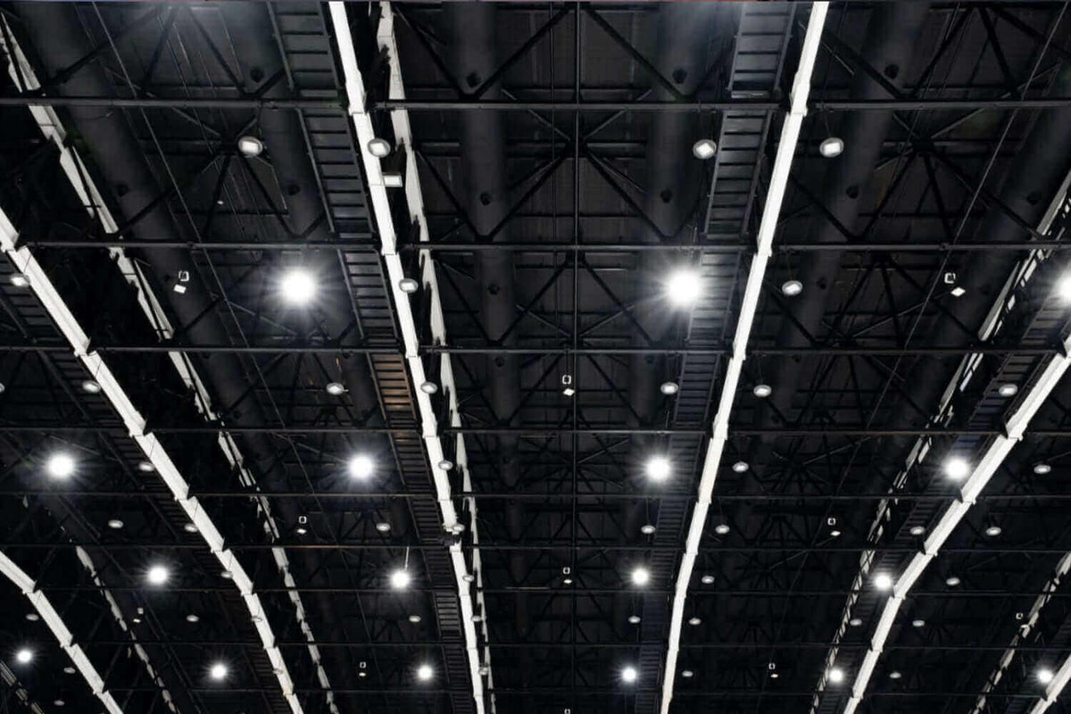 Moderne LED-Hallenbeleuchtung mit hohen Decken und hellem Licht für maximale Sicherheit und Effizienz.