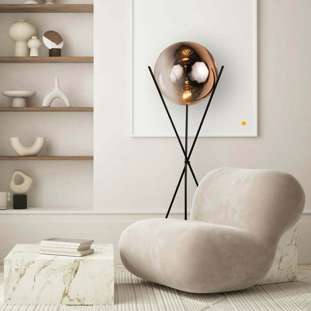 Stylischer Raum mit runder Stehlampe und beigem Sessel auf Marmor-Tisch, moderne Dekoration 2023.