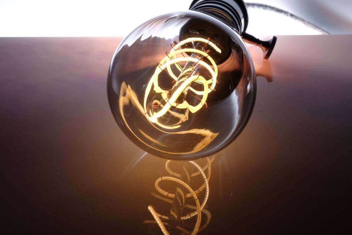 Energiesparen mit einer LED Glühbirne, die warmes Licht reflektiert und umweltfreundliche Beleuchtung zeigt.