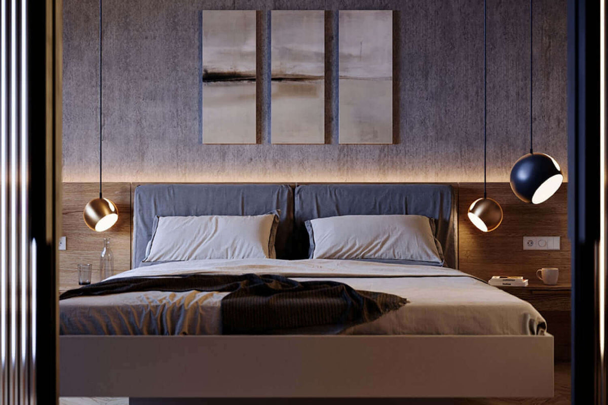 Moderne Schlafzimmeransicht mit stimmungsvoller Bettlampe im Fokus und minimalistischen Wandbildern.