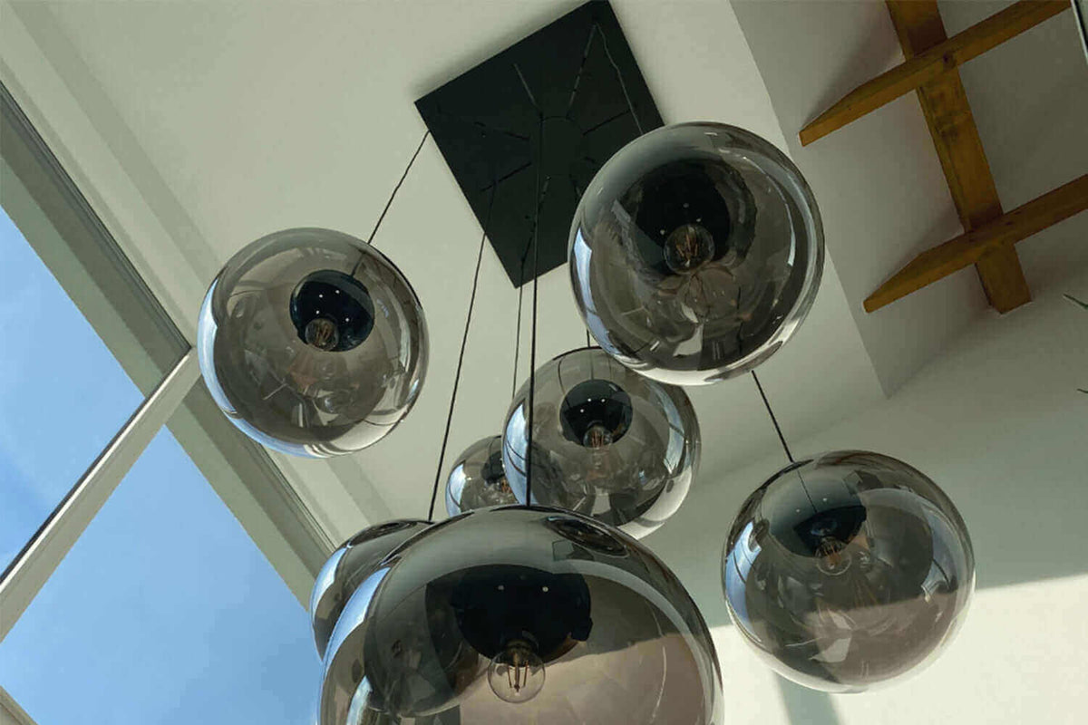 Moderne pendelleuchten mit transparenten Glaskugeln in einem hellen Raum, ideal für jede Einrichtung.