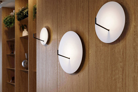 Moderne runde Wandlampen von s.luce an einer Holzwand, stilvolles und elegantes Design.