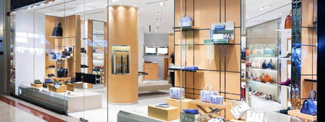 Moderne Einzelhandelsauslage mit Taschen und Accessoires in ansprechendem Licht.