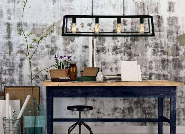 Pendelleuchte im Vintage-Stil über einem rustikalen Holztisch mit botanischen Akzenten.