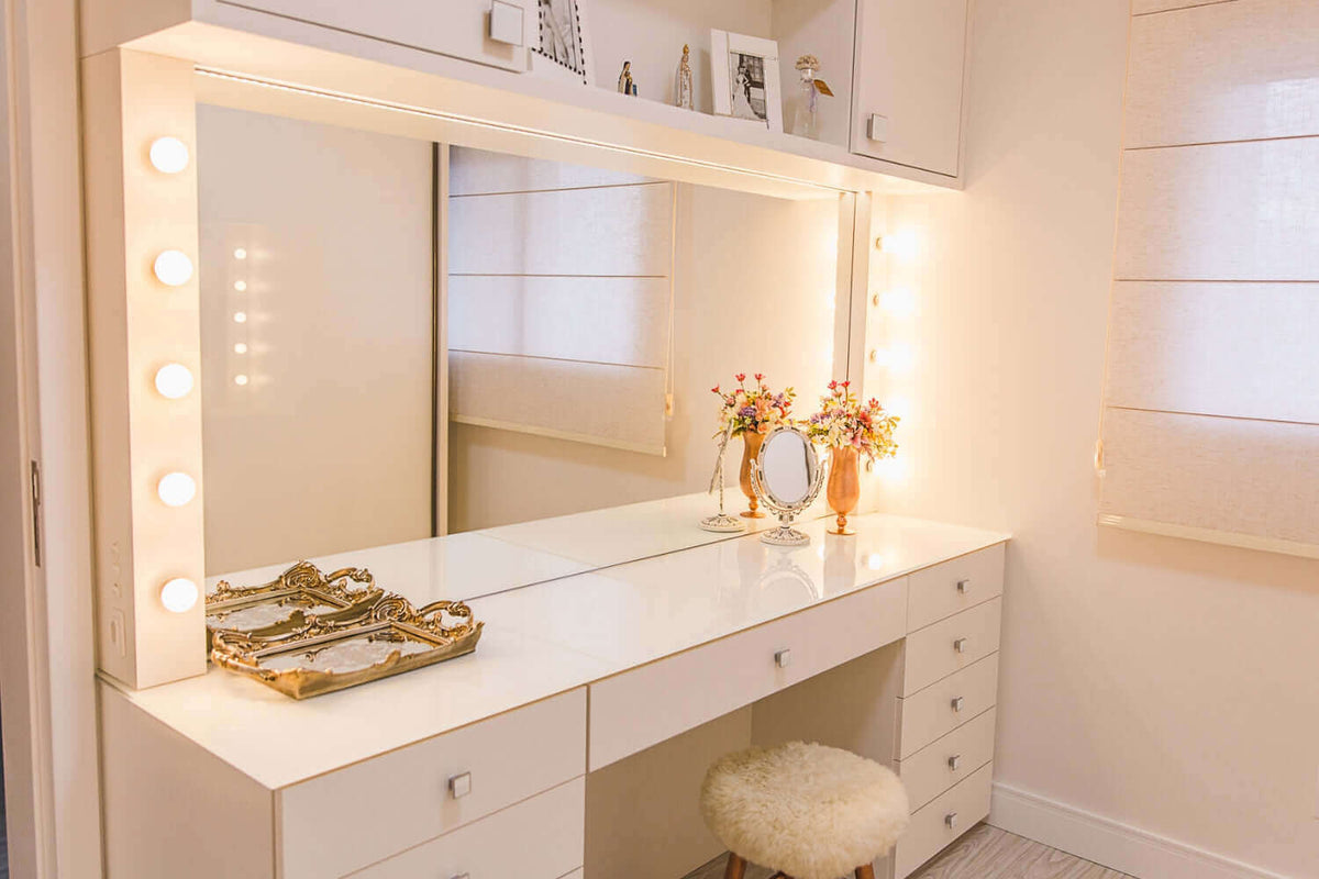 Schminktisch mit Spiegel und Beleuchtung, ideal für Make-up-Anwendungen und persönliche Pflege.