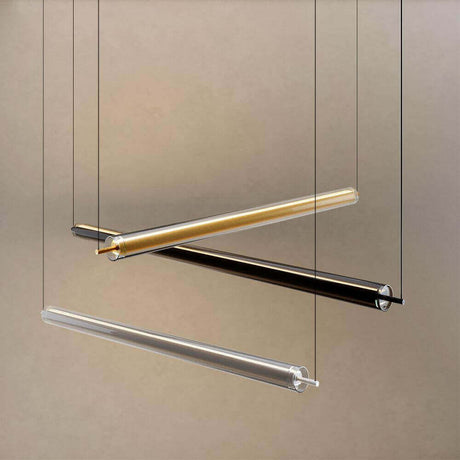 Moderne Arbeitsplatzbeleuchtung mit transparenten und goldenen Pendelleuchten an einem minimalistischen Hintergrund.