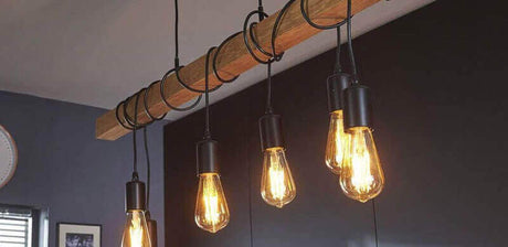Hängelampe mit Holz und retro Glühbirnen, eine stilvolle Beleuchtung für natürliche Wohnräume.