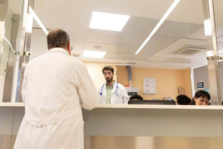 Arztgespräch in moderner Praxis mit Ärzten und Patienten, professionelle Beleuchtung für optimale Arbeitsbedingungen.