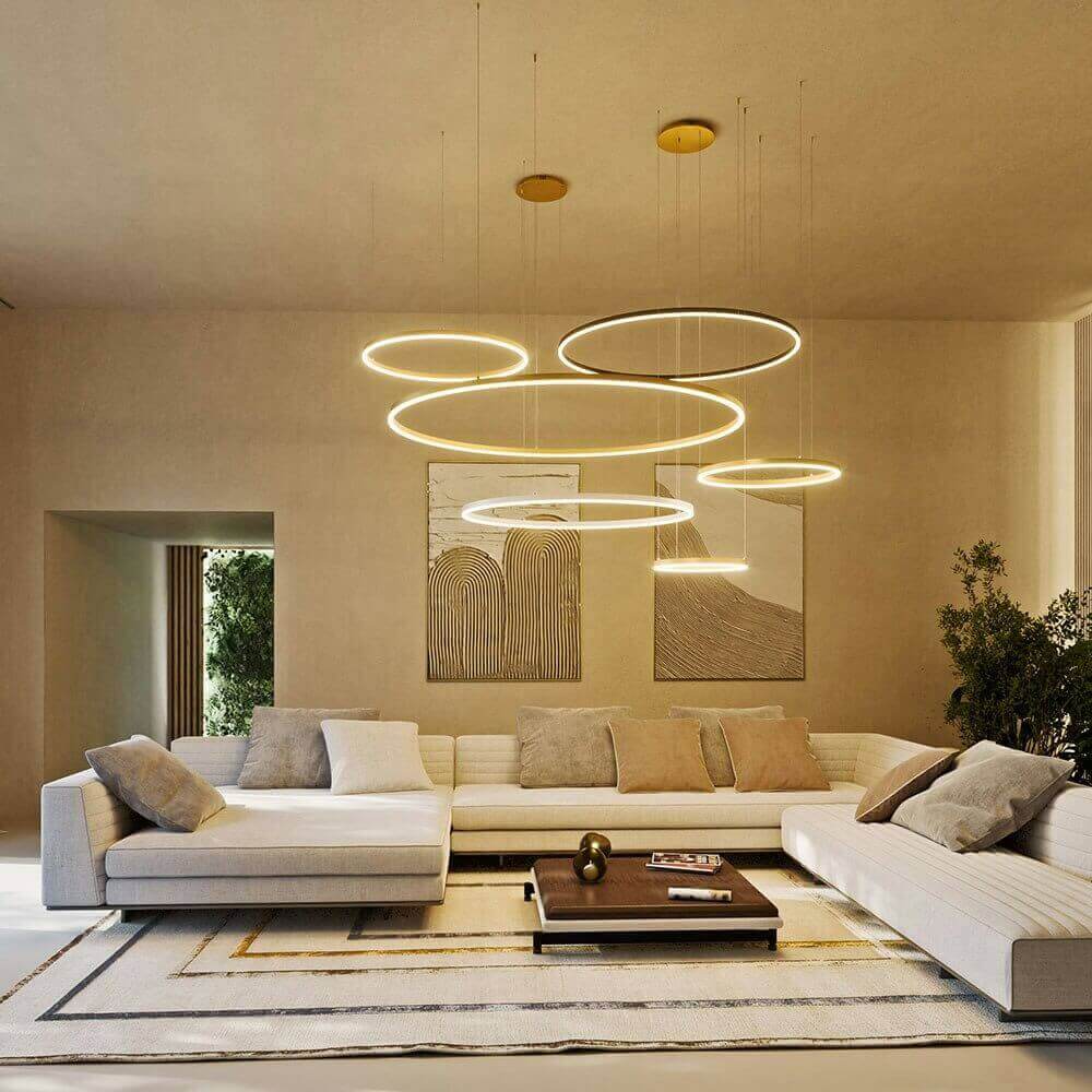 Moderne Pendelleuchte in einem stilvollen Wohnzimmer über einem Sofa mit minimalistischer Einrichtung.