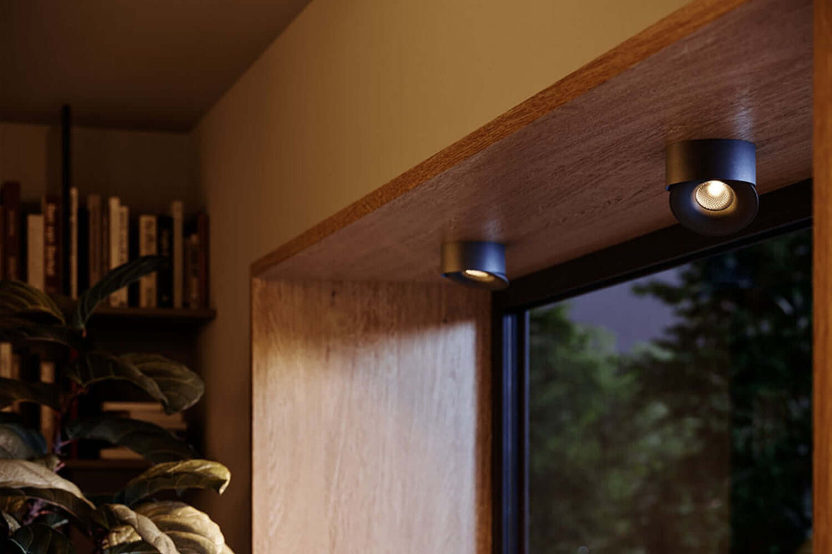 Moderne festverbaute LEDs in stilvollen Lampen an einem Fenster, die eine angenehme Atmosphäre schaffen.