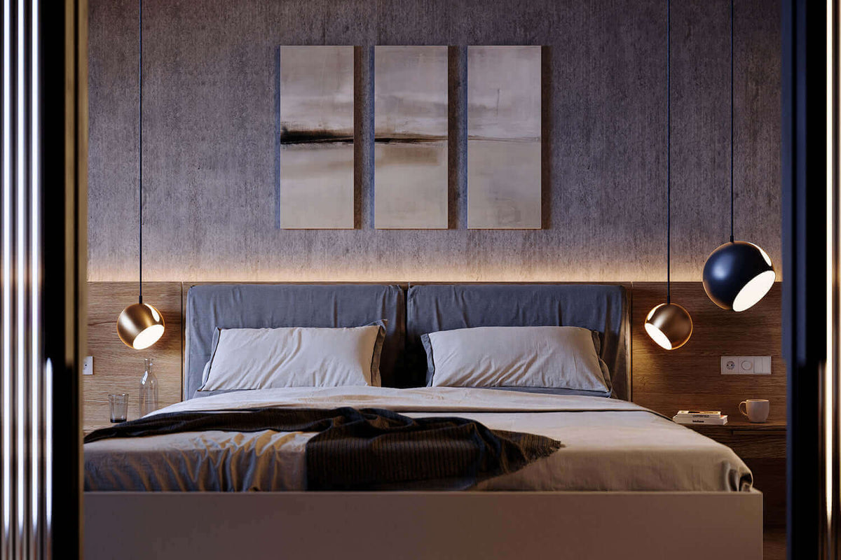 Gemütliches Schlafzimmer mit indirekter Beleuchtung und stilvollen Pendelleuchten über dem Bett.