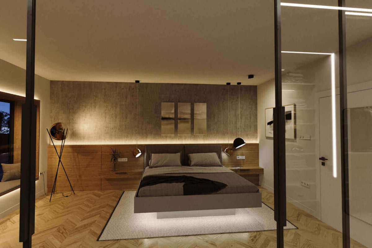 Modernes Schlafzimmer mit stilvoller Beleuchtung und Holzdetails, ideal für stimmungsvolle Einrichtung.