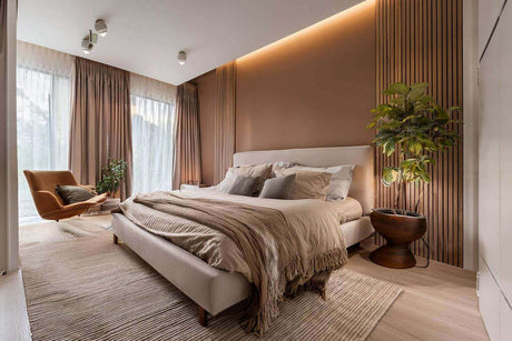 Gemütliches Schlafzimmer mit warmen Lichtakzenten, modernen Möbeln und Pflanzen für entspannte Atmosphäre.