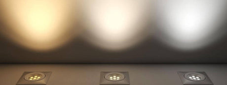 Drei verschiedene LED-Deckenleuchten in warmweiß, neutralweiß und kaltweiß, die unterschiedliche Lichtstimmungen erzeugen.