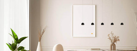 Modernes Esszimmer mit schwarzen Pendelleuchten und elegantem Interieur, Pflanzen dekorieren den Raum.