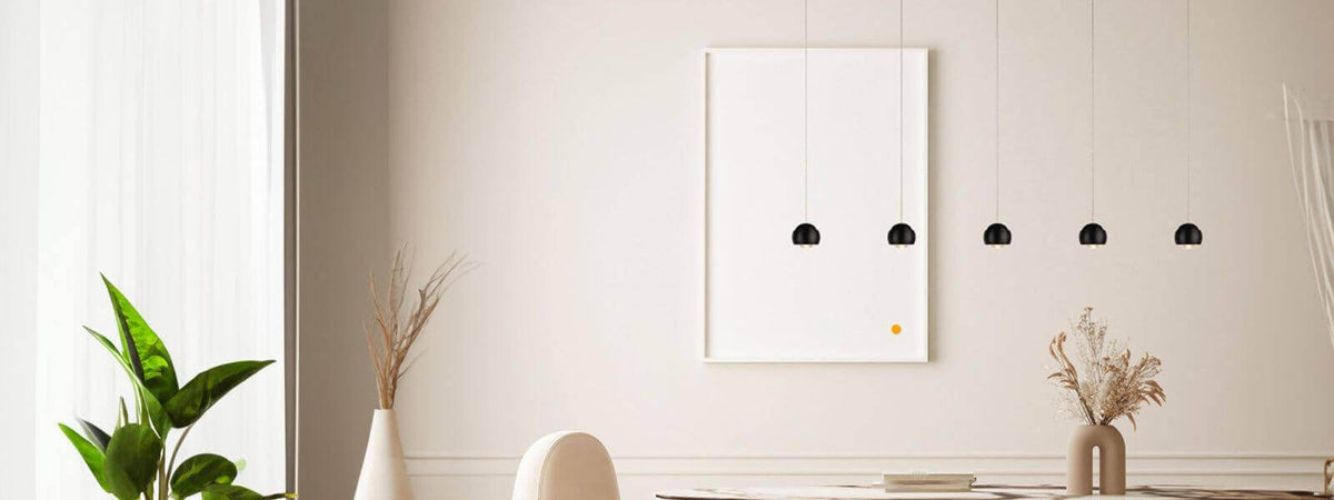 Modernes Esszimmer mit schwarzen Pendelleuchten und elegantem Interieur, Pflanzen dekorieren den Raum.
