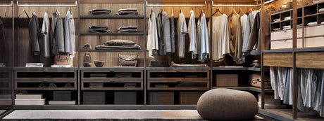 Eleganter begehbarer Kleiderschrank mit modischer Kleidung und stilvollem Layout.