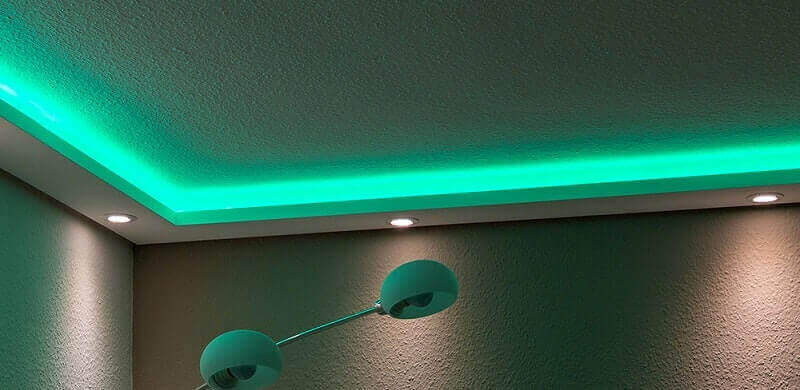 Beleuchtete Stuckleisten in Grün, modern und stilvoll für individuelle Wohnraumgestaltung.