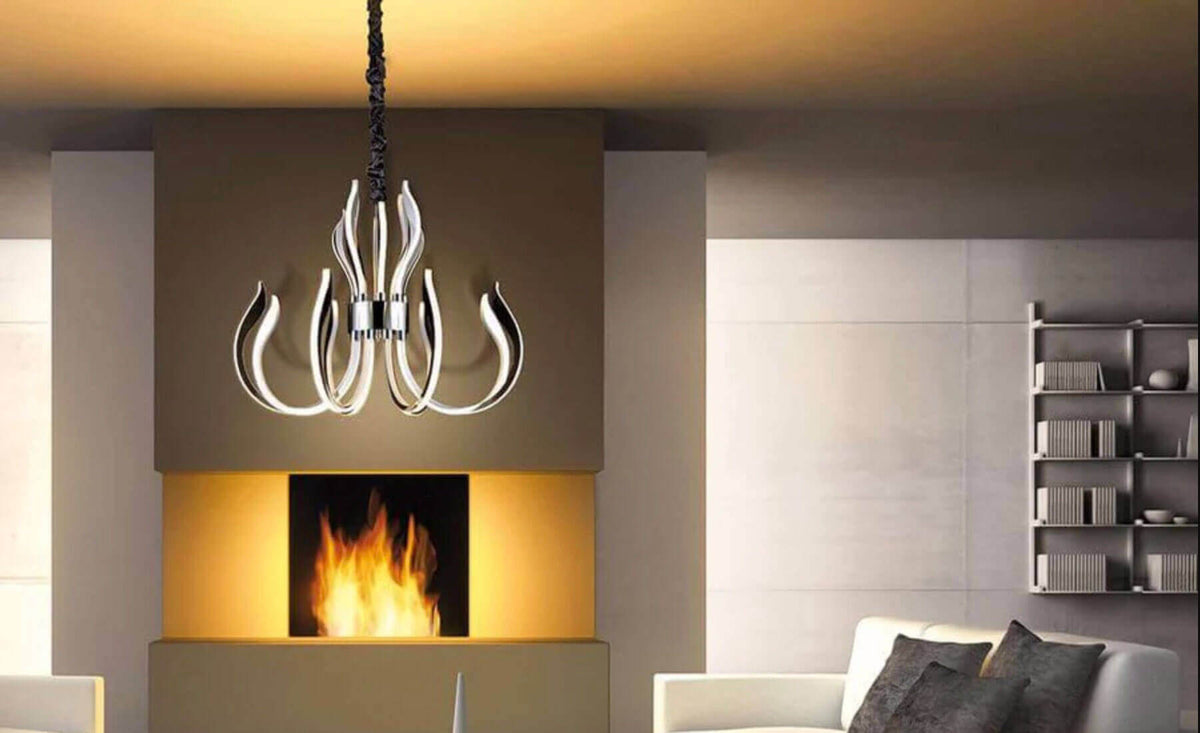 Moderner Kronleuchter über einem Kamin in einem stilvollen Wohnzimmer mit gemütlicher Atmosphäre.