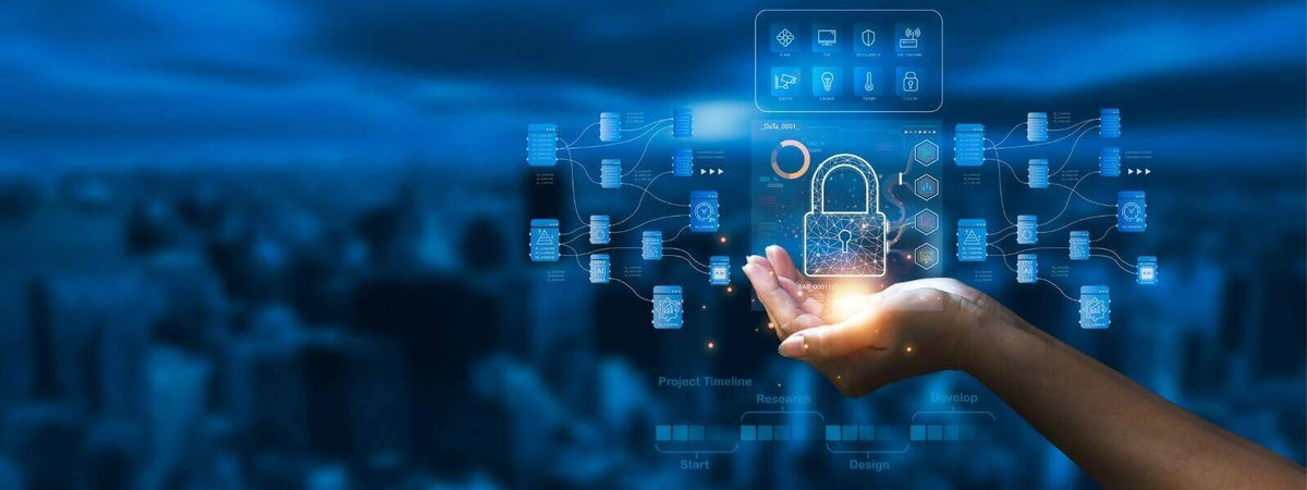 Eine Hand hält ein digitales Schloss mit Sicherheitssymbolen, in einem futuristischen urbanen Hintergrund.