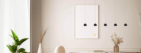 Helles Wohnzimmer mit minimalistischem Design, schwarzem Licht und modernen Dekorationen.