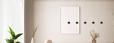 Moderne Esszimmer mit schwarzen Hängeleuchten und minimalistischer Dekoration.