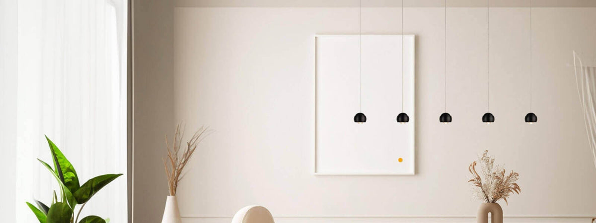 Moderne Esszimmer mit schwarzen Hängeleuchten und minimalistischer Dekoration.