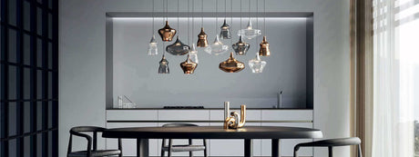Moderne Pendelleuchten über einem Esstisch in einem stilvollen Küchenambiente mit elegantem Design.