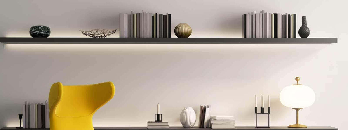 Moderne Raumgestaltung mit LED Akzentbeleuchtung über einem Regal und stilvollen Dekorationen.