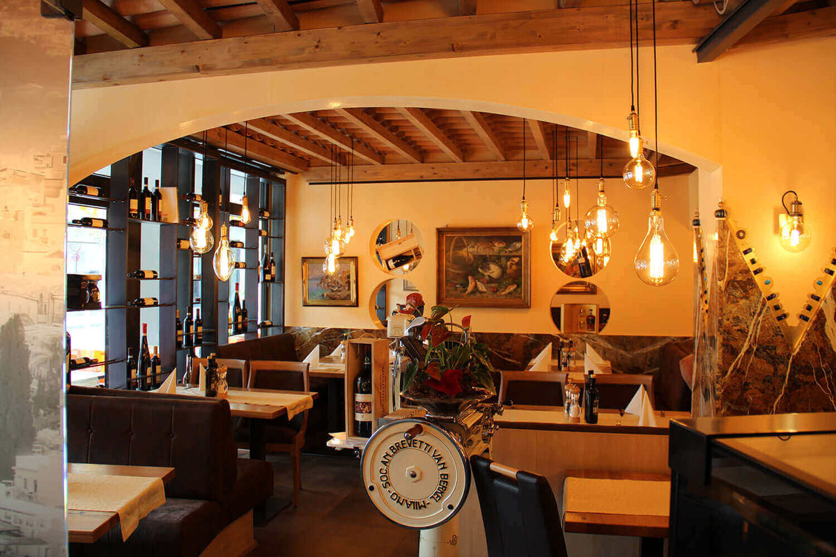Elegante Restaurantbeleuchtung mit hängenden Lampen für eine einladende Atmosphäre.