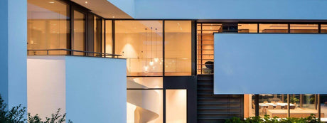 Moderne Treppenhausbeleuchtung in einem architektonisch ansprechenden Gebäude bei Nacht.