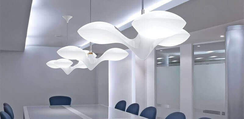 Moderne deutsche Leuchten in einem eleganten Besprechungsraum mit stilvollem Design.