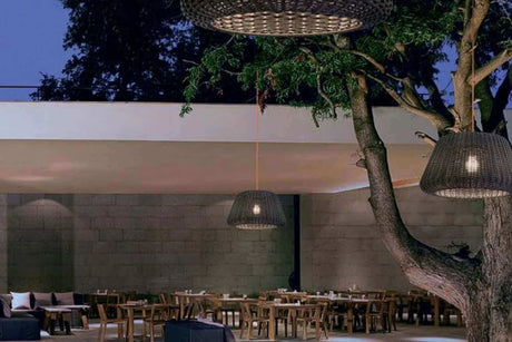 Gastro Lampen im Außenbereich unter einem Baum, stilvolle Beleuchtung für entspannte Abende im Freien.